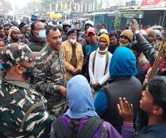 इतनी सी बात पर झारखंड के चाईबासा में मच गया हंगामा, पुलिस ने छोड़े आंसू गैस के गोले