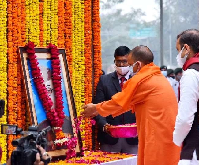 नेताजी सुभाष चंद्र बोस की 125वीं जयंती पर सीएम योगी आदित्यनाथ ने अर्पित की पुष्पांजलि, किया नमन