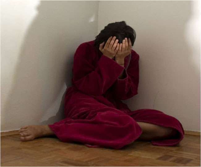 घर में अकेली महिला को देख पिता पुत्र ने की गंदी हरकत, पीड़िता बोली- महंगा मोबाइल भी लेकर भागे