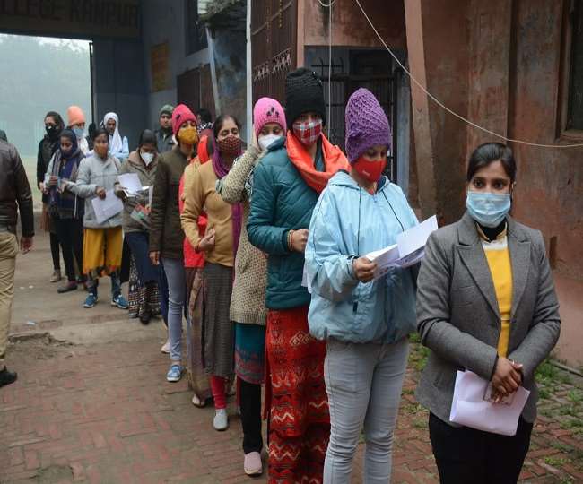 UP TET Exam : सर्द मौसम पर भारी पड़ा अभ्यर्थियों का उत्साह, कानपुर में 61,257 युवाओं ने दी परीक्षा