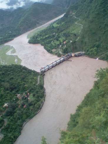 गिरी जटोन बांध का जलस्तर बढ़ने पर तीन गेट खोले, चूड़धार पहाड़ी पर दो दिन से लगातार बर्फबारी जारी