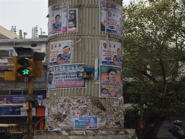 अवैध होर्डिंग्स- पोस्टर से चेहरा चमका रहे नेताजी, गंदी हो रही दिल्ली