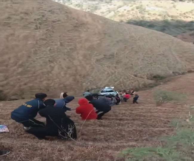 Video : ग्रामीणों की एकजुटता, 500 मीटर गहरी खाई से खींच निकाली दुर्घटनाग्रस्त कार, देखें वीडियो