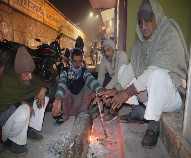 देवरिया में बूंदाबादी से बढ़ी गलन, कोहरे से लोग रहे परेशान