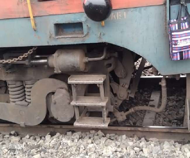 भागलपुर-मुंगेर रूट पर डिरेल हुई मालगाड़ी, धंस गए इंजन के पहिए, साहिबगंज पैसेंजर समेत इन ट्रेनों का परिचालन बाधित