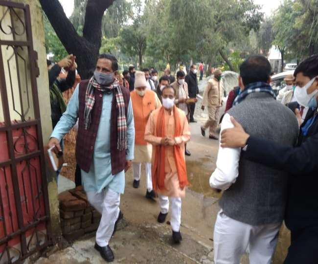 यूपी चुनाव 2022: डिप्टी सीएम ने ग्रेटर नोएडा में घर-घर जाकर किया जनसंपर्क, बताई सरकार की उपलब्धियां