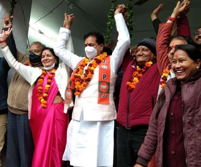 हम सब एक हैं दिखाने में जुटी भाजपा, प्रेम चंद अग्रवाल के चुनाव कार्यालय उद्घाटन में एक साथ दिखे दावेदार