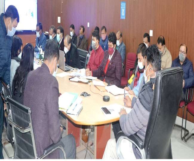 देहरादून: जिलाधिकारी ने दिए निर्देश, पोलिंग बूथ पर सभी कार्मिकों को दी जाएं पीपीई किट