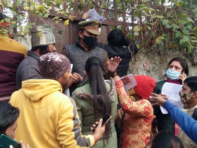 वाराणसी और गाजीपुर में टीइटी परीक्षा से वंचित अभ्यर्थियों का हंगामा, परीक्षा रद करने की उठाई मांग