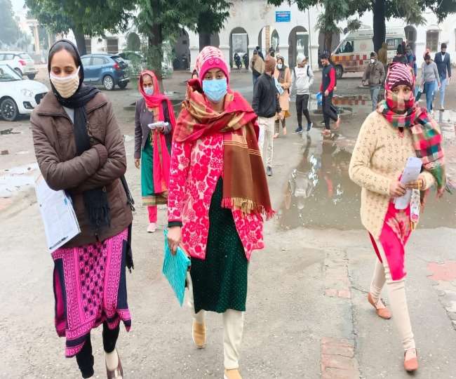 UPTET Exam 2021 : बारिश बनी बाधा,परीक्षा छूटने पर कई सेंटरों पर अभ्यर्थियों का हंगामा, देखें तस्वीरें