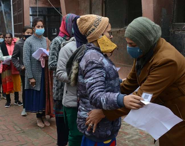 यूपी टीईटी : कड़ाके की ठंड में केंद्रों पर पहुंचे अभ्यर्थी, पहली पाली की परीक्षा जारी