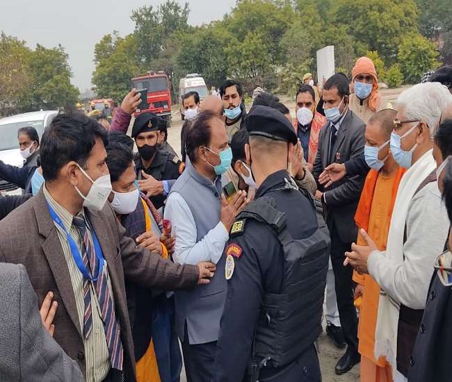 अलीगढ़ में सीएम योगी ने 12 किमी दूरी तय कर सातों सीटों का लिया फीडबैक, इतिहास दोहराने की बात कही