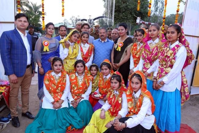 विद्यार्थियों की प्रस्तुति से तालियां बजाने पर किया मजबूर