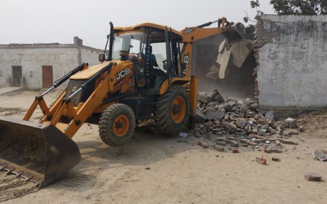 चारागाह की भूमि पर बने विद्यालय भवन पर चला बुलडोजर