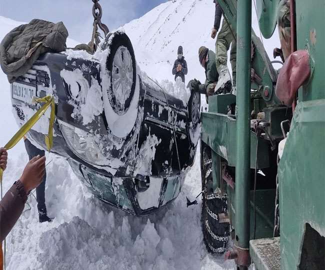 Ladakh: सेना ने खारदुंगला टॉप-उत्तरी पुल्लू में बर्फबारी में फंसे 18 लोगों को बचाया