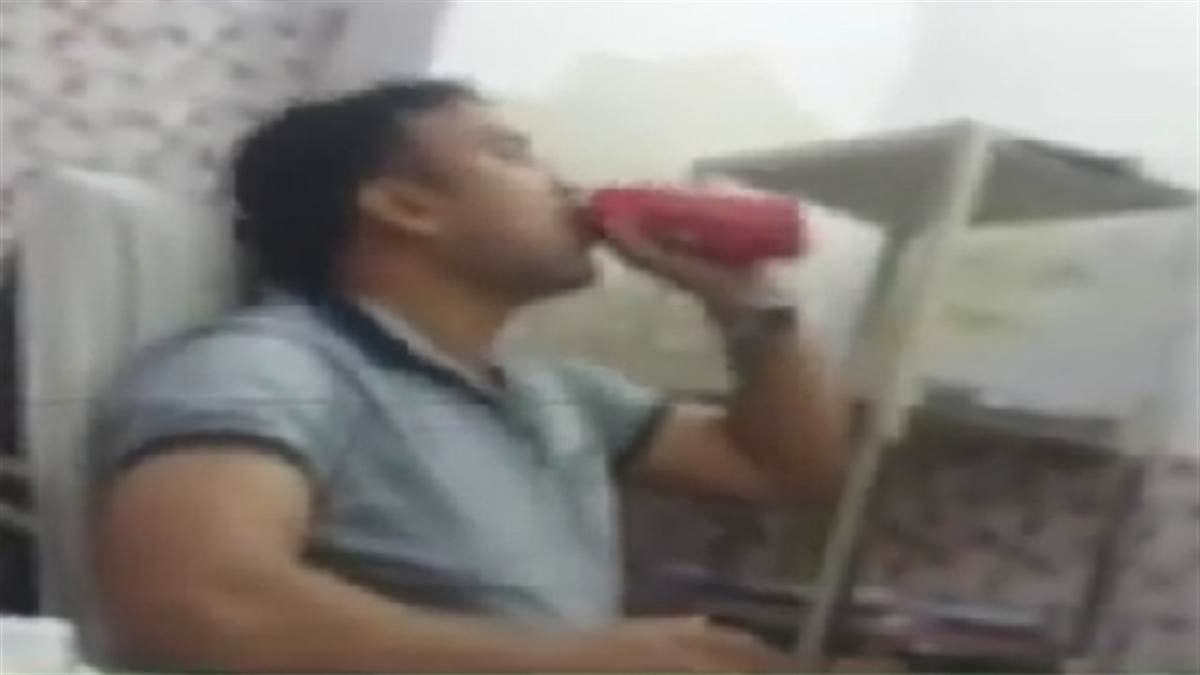 ड्यूटी पर खुलेआम बीयर पी रहे केस्को सहायक अभियंता का वीडियो वायरल, एमडी ने किया निलंबित