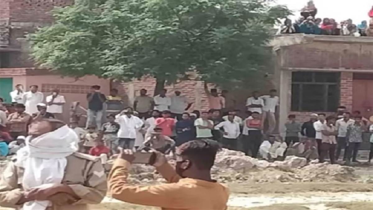 उन्नाव : 22 दिन बाद कब्र से बाहर निकाला नर्स का शव, घरवालों ने दर्ज कराया था दुष्कर्म के बाद हत्या मामला