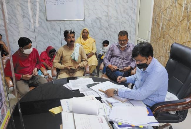 रात की सफाई का टेंडर लगाने को लेकर एक्सईएन से मिले सफाई कर्मचारी