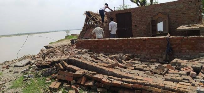 हरसिंहपुर कायस्थ में ग्रामीण तोड़ रहे मकान