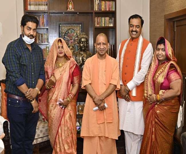 सीएम योगी आदित्यनाथ ने खाई डिप्टी सीएम केशव प्रसाद मौर्य की मिठाई, टूटी सियासी खिचड़ी की हांडी