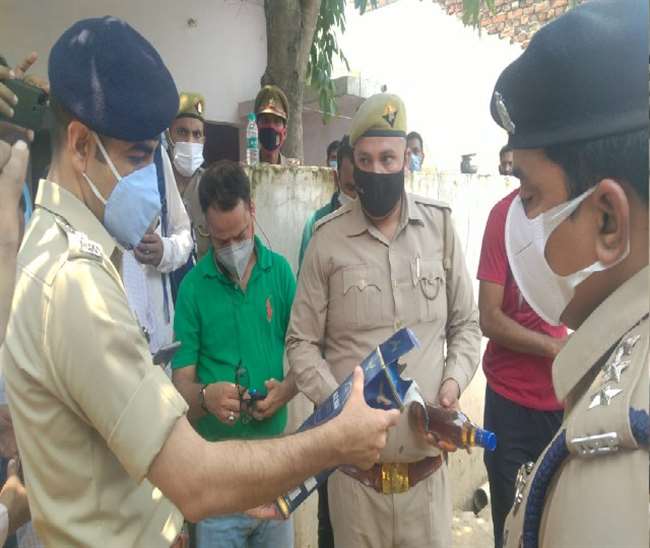 Moradabad Liquor Smuggling Case : शराब तस्करी मामले में कार्रवाई, चौकी प्रभारी और सिपाही को किया निलंबित