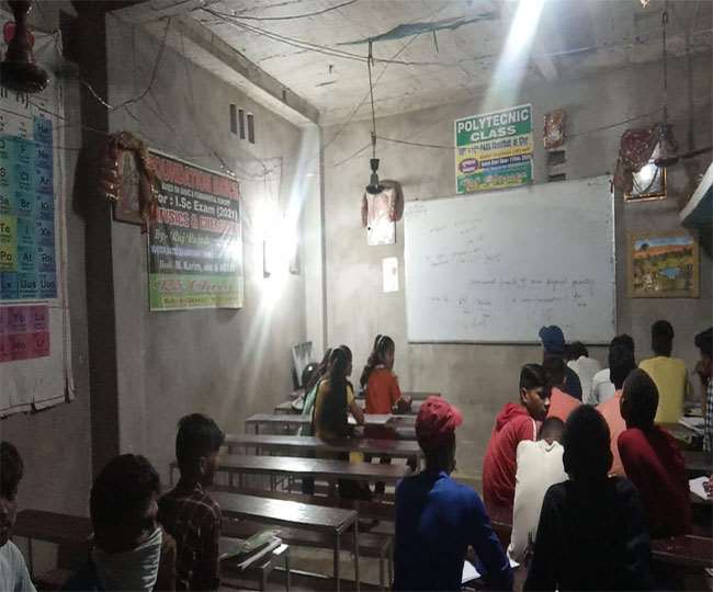 Bihar Unlock News Update: अनलॉक-3 के गाइडलाइन की धज्जियां उड़ाकर रजौली में चलाए जा रहे हैं कोचिंग सेंटर