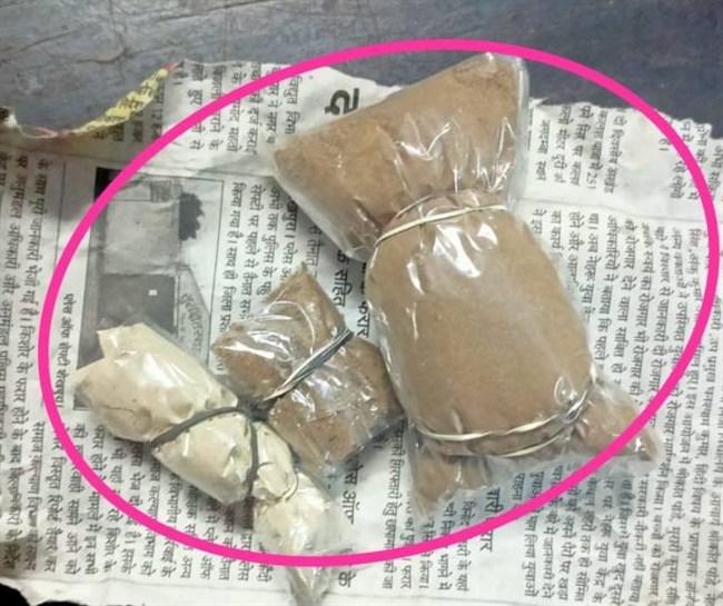 राजनीतिक दल का झंडा लगाकर हेरोइन तस्करी करते तीन गिरफ्तार