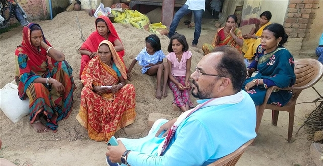 मृतक के परिजनों से मिले विधायक, शोक प्रकट कर हर संभव मदद का दिया भरोसा