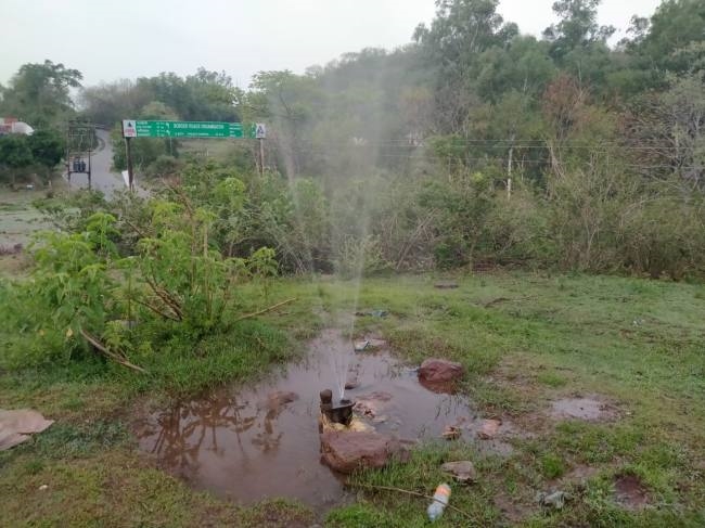 पाइप की लीकेज से पानी हो रहा बर्बाद, विभाग नहीं कर रही कोई हल