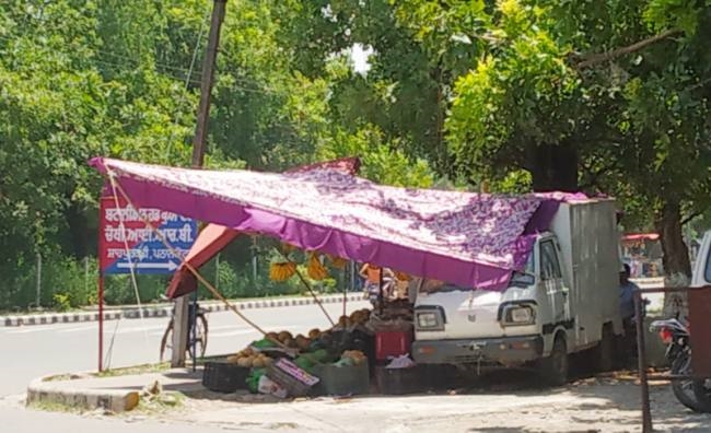 मार्केट में दुकान मिलने के बावजूद रोड पर फड़ी लगा रहे लोग