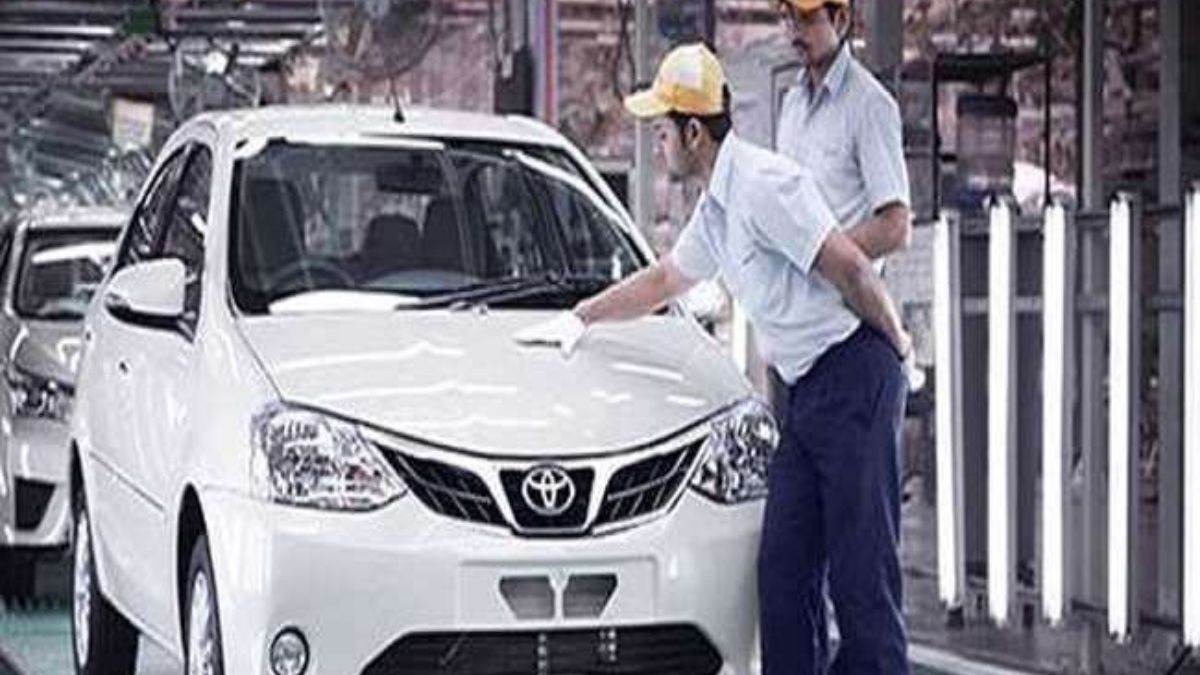 Toyota अगले महीने घटाएगी 50,000 गाड़ियों का प्रोडक्शन, जानिए क्या है असल वजह