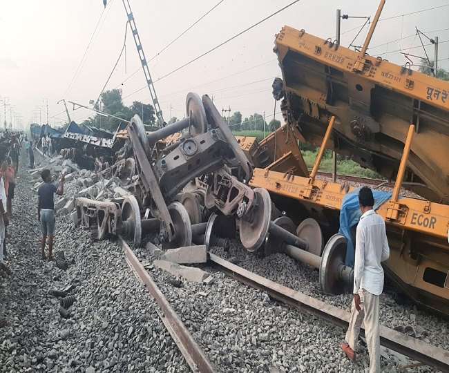 इटावा: डीएफसी ट्रैक पर हुआ पहला रेल हादसा, मालगाड़ी के 17 डिब्बे पलटे, लोहे के गार्डर ले जा रही थी ट्रेन