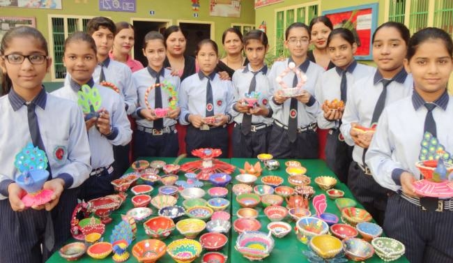 रोहिला स्कूल में दीया सजाओ प्रतियोगिता आयोजित