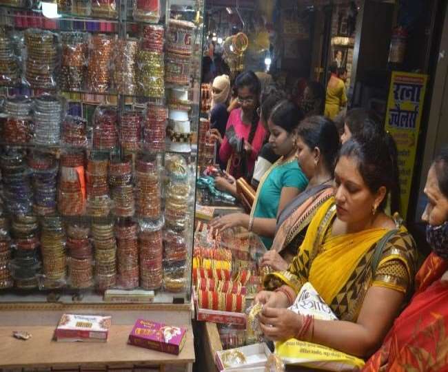 Karvachauth Market : सुहागिनों से गुलजार हुआ करवाचौथ का बाजार, लहगों से लेकर मंगलसूत्र की रही विशेष डिमांड, जानिए बाजार का हाल