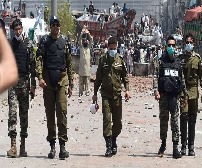 पाकिस्तान में पुलिस और कट्टरपंथियों के बीच संघर्ष में चार की मौत, कई घायल