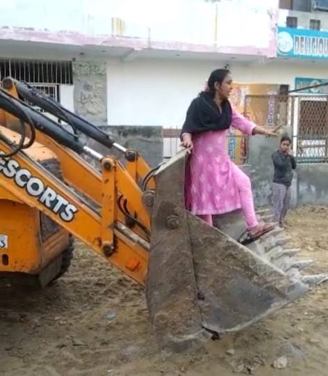 मंत्री के फोन के बाद पार्क में गड्ढा भरने पहुंची टीम, हंगामा