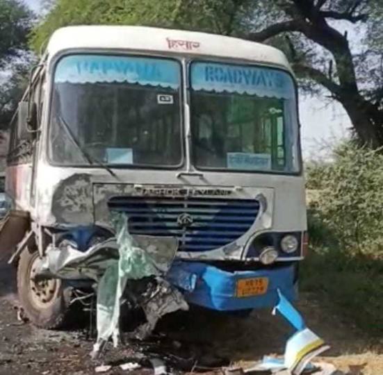 ओवरलोड रोडवेज बस और कार की भिड़ंत, चालक की मौत