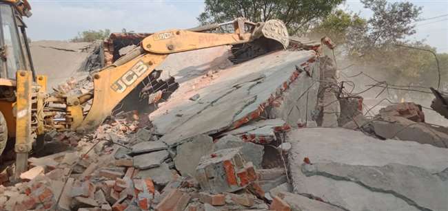 बरेली विकास प्राधिकरण का चला बुलडोजर, साढ़े आठ करोड़ की जमीन अवैध कब्जे से मुक्त