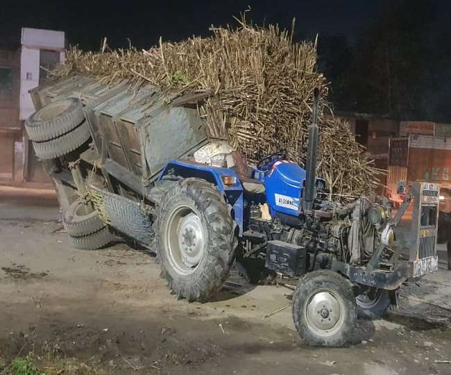 लालकुआं में तहसील गेट के पास पलटी गन्ना ले जा रही ओवरलोड ट्रैैक्टर-ट्रॉली