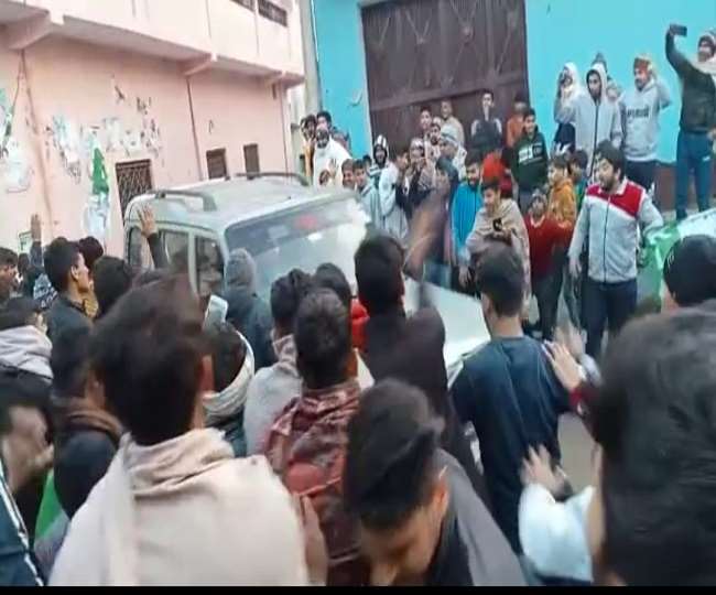 मेरठ के छुर गांव में भाजपा उम्मीदवार के काफिले पर पथराव, पांच गाड़ियों के शीशे तोड़े, वीडियो वायरल