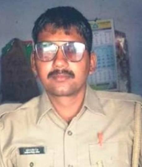 ट्रक में घुसी कार, पुलिसकर्मी की
मौत, सिपाही समेत पांच घायल