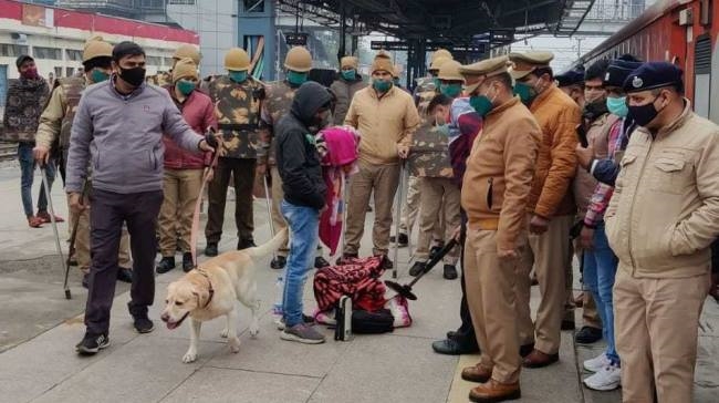 अलीगढ़ रेलवे स्टेशन पर बढ़ाई सतर्कता, चलाया चेकिग अभियान