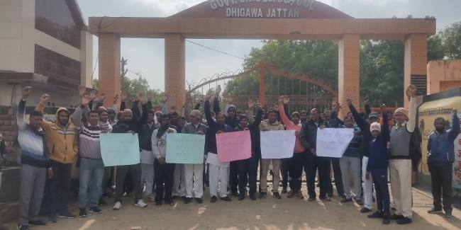 स्कूल खोलने की मांग को लेकर सड़कों पर उतरे अभिभावक, मंडी बाजार में निकाला जुलूस