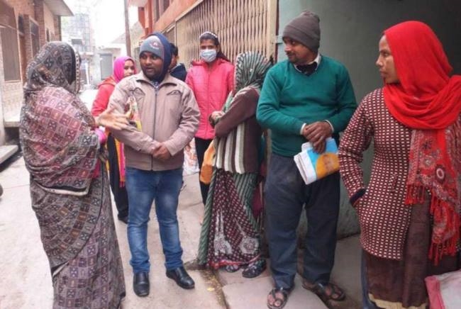 न मास्क न शारीरिक दूरी, खाद्यान्न वितरण में हो रही लापरवाही