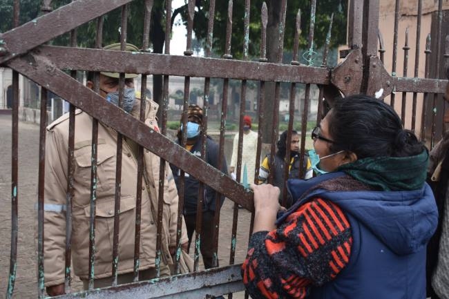 पेपर नहीं दे पाए तो अफसरों को घेरा, हंगामा