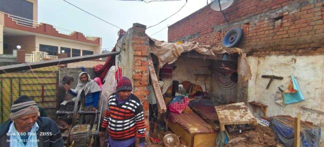 बारिश में ढहा आशियाना, मलबे में दबी महिला