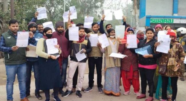 देरी पर टीईटी अभ्यर्थियों को प्रवेश से रोका, हंगामा-प्रदर्शन