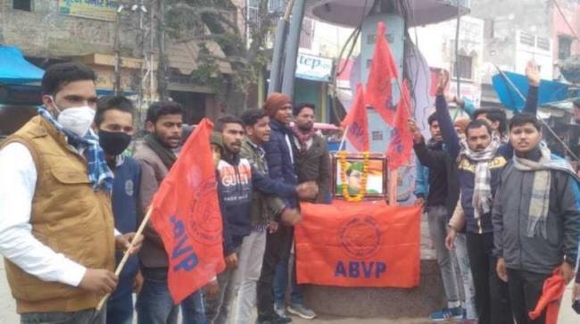 याद आए बोस, युवाओं ने किया नमन