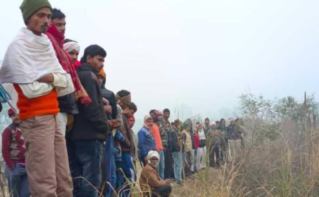 बेटी को पीठ से बांधकर नहर में कूदी महिला