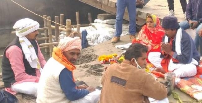 पूजन के बाद पीपा पुल से शुरू हुआ आवागमन